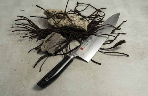 Koneserski nóż Santoku Kasumi VG-10 PRO na tle rustykalnych gałęzi.