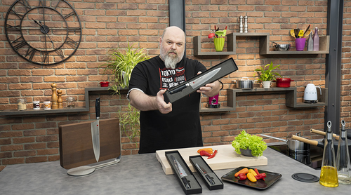 Japoński nóż Kasumi VG-10 PRO na tle kuchennej aranżacji