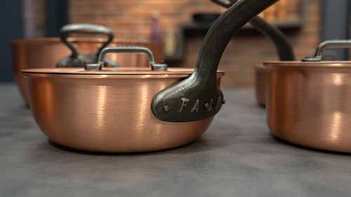 Ręcznie tworzona miedziana patelnia sauté Falk Classic, żeliwny uchwyt, 28 cm.