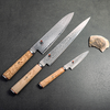 Nóż Santoku Miyabi 5000 MCD na ciemnym tle.