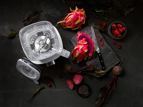 Blender Zwilling Enfinigy srebrny z owocem pitai i malinami