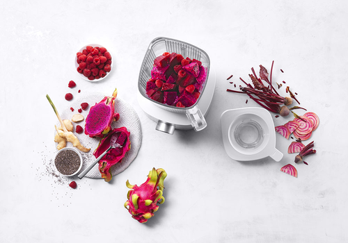 Blender Enfinigy Zwilling srebrny z owocami i warzywami.