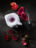 Zwilling Enfinigy PRO blender z czerwonym smoothie i owocami na ciemnym tle.