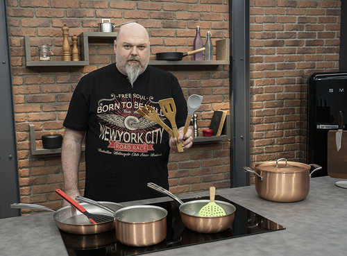 Miedziana patelnia sauté Signature Falk na kuchennym blacie z pokrywką, Ø 16 cm.