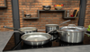 Patelnia Copper Core Falk stalowo-miedziana z pokrywką, Ø 24 cm na kuchennym blacie