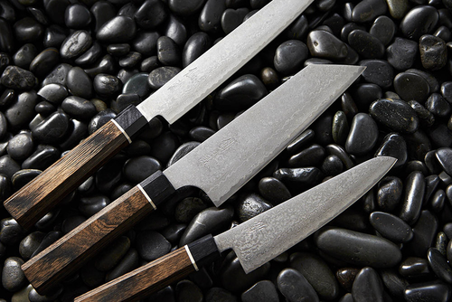 Czerniony nóż Bunka Senzo Black Suncraft na kamieniach