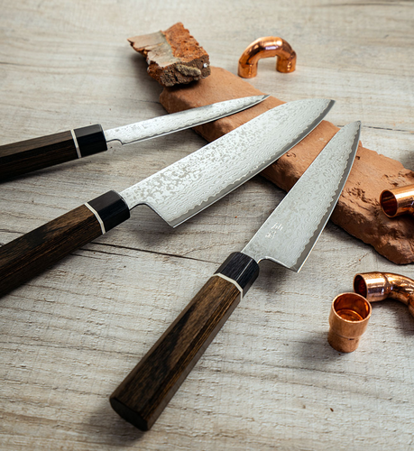 Senzo Black Suncraft Bunka - japoński nóż, 33-warstwowy VG-10, na drewnianym tle.