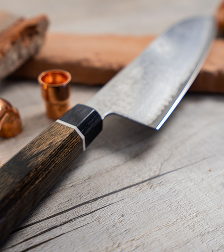 Czerniony nóż Bunka 16,5 cm Suncraft Senzo Black na tle drewnianej deski