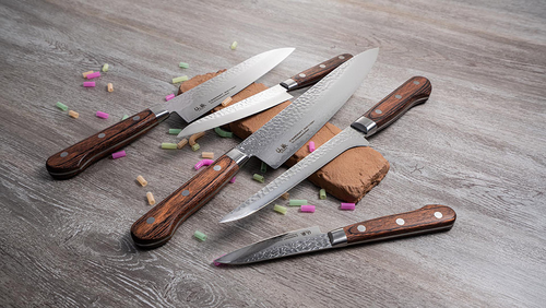 Japoński nóż kucharza Suncraft Gyuto 21 cm z serii Senzo Universal na stole.