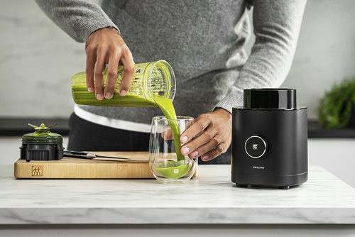 Czarny blender Zwilling Enfinigy z dwoma funkcjami automatycznymi na kuchennym blacie.
