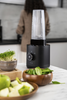 Czarny blender Enfinigy Zwilling z eleganckim designem na marmurowym blacie w kuchni.