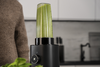 Czarny blender Zwilling Enfinigy z automatycznymi funkcjami w nowoczesnej kuchni
