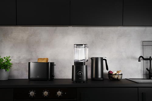 Czarny blender Zwilling Enfinigy w nowoczesnej kuchni na tle szarej ściany.