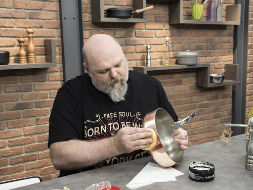 Miedziany rondel De Buyer Inocuivre ze stalowym uchwytem na kuchennym blacie.