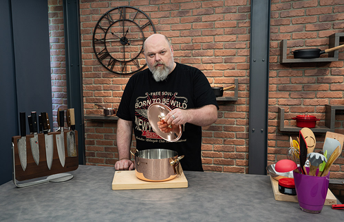 Miedziana patelnia Inocuivre VIP De Buyer na kuchennym blacie.