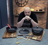 Kurogane Unilloy czarny garnek żeliwny, 2,6 litra, na drewnianej desce