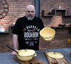 Garnek żeliwny Unilloy Yellow na blacie kuchennym w otoczeniu drewnianych desek