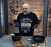 Żeliwny garnek Unilloy Indigo na drewnianej desce w nowoczesnej kuchni.