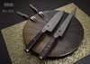 Damasceński nóż Santoku 18 cm Miyabi 5000 MCD BLACK 67 na ozdobnym tle.