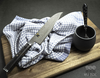 Damasceński nóż Santoku Miyabi 5000 MCD BLACK 67 na desce