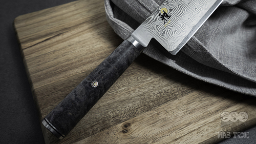 Nóż Miyabi Gyuto 5000 MCD BLACK 67 na drewnianej desce, elegancja w kuchni