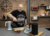 Czajnik elektryczny Zwilling Enfinigy PRO, srebrny, na blacie kuchennym z ceglaną ścianą w tle.