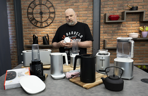 Czarny czajnik elektryczny Zwilling Enfinigy PRO na nowoczesnym blacie kuchennym.