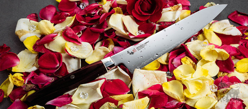 Nóż Kiritsuke Mcusta Zanmai Revolution na płatkach róż