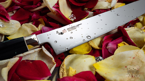 Nóż Mcusta Zanmai Revolution Green Kiritsuke wśród płatków róż