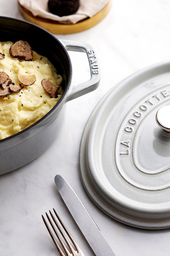 Żeliwny garnek Staub White Truffle z puree i truflami