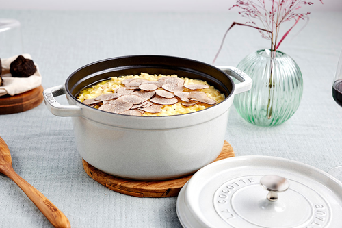 Owalny garnek żeliwny Staub White Truffle, 3,2 l z nieprzywierającą powłoką.
