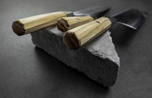 Nóż Nakiri Mcusta Zanmai Beyond na tle betonu, stal Aogami Super