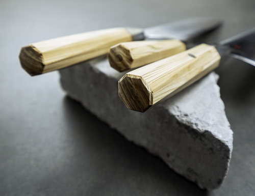 Mcusta Zanmai Beyond Santoku nóż na kamieniu, elegancki uchwyt