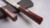 Mcusta Zanmai Supreme Hammered sushi nóż Sujihiki na tle eleganckiego pudełka