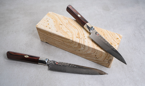 Nóż Mcusta Zanmai Gyuto Supreme Hammered na jasnym tle