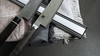 Aluminiowa listwa magnetyczna Bisbell z japońskim nożem na tle tkanin