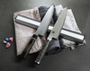 Aluminiowa listwa magnetyczna Bisbell z nożem japońskim na tle materiałów