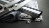Aluminiowa listwa magnetyczna Bisbell z nożem japońskim na lnianych ręcznikach
