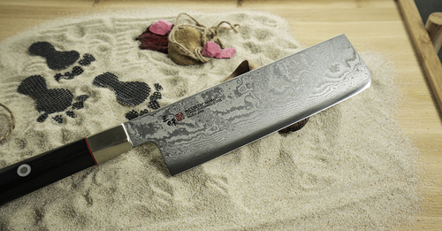 Nóż Nakiri Mcusta Zanmai Splash Damascus na piaskowym tle