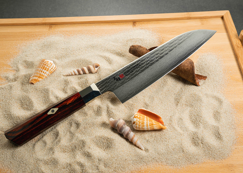 Młotkowany nóż Santoku 18 cm Mcusta Zanmai Supreme Ripple na piasku z muszlami