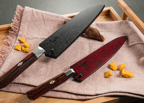 Nóż Santoku Mcusta Zanmai Supreme Ripple na tle drewnianej deski