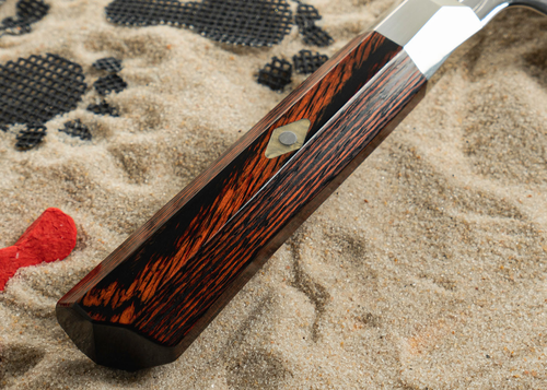 Mcusta Zanmai Supreme Ripple - Nóż Nakiri na piasku