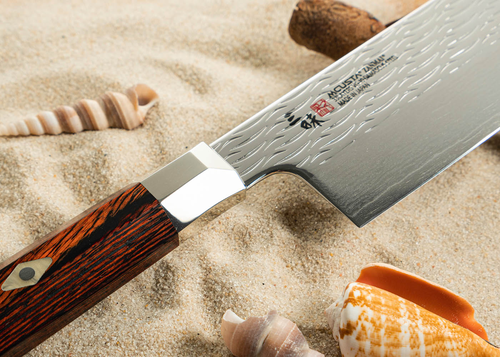 Nóż Nakiri Mcusta Zanmai Supreme Ripple na piasku z muszlami