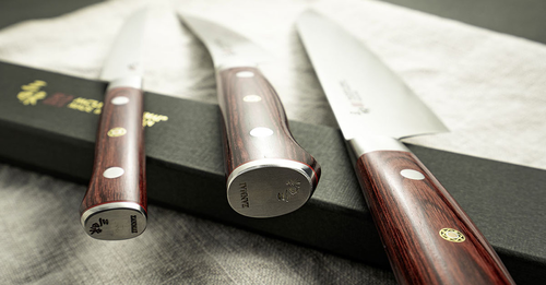 Nóż do steków Classic Pro Flame Mcusta Zanmai na tle eleganckiego pudełka.