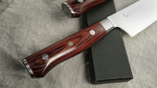 Nóż Nakiri Classic Pro Flame Mcusta Zanmai na tle materiału