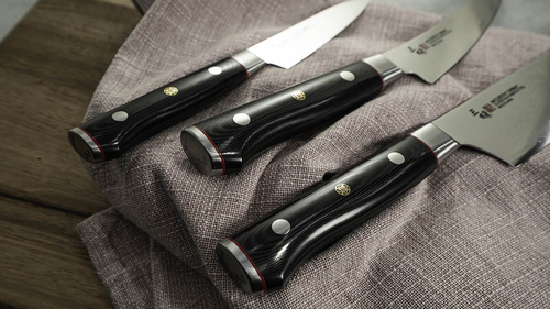 Japoński nóż Santoku Mcusta Zanmai Classic Pro Zebra na lnianej serwetce