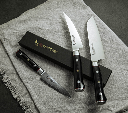 Nóż Santoku Mcusta Zanmai Classic Pro Zebra, 18 cm, na lnianej serwetce.