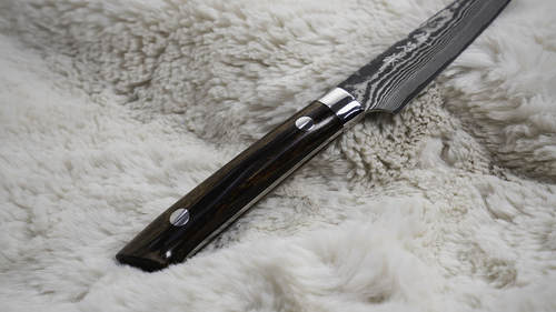 Ręcznie kuty nóż Takeshi Saji IW VG-10, 15 cm, na miękkim tle