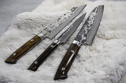 Takeshi Saji IW VG-10 ręcznie kuty nóż kucharza 18 cm na tle futra