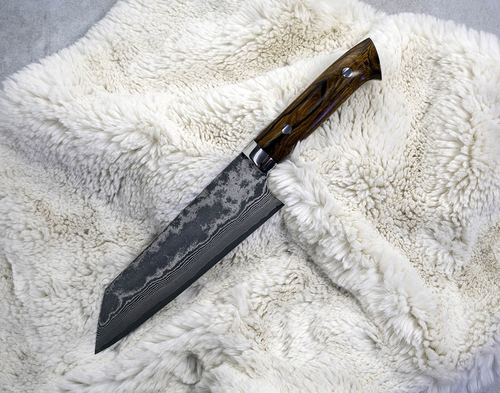 Mistrzowski nóż Banno-Bunka 17 cm Takeshi Saji, stal VG-10, na miękkim tle.